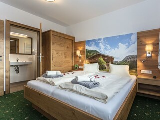 Schlafzimmer mit DU/WC