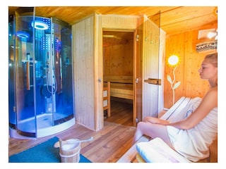 Sauna mit Regendusche