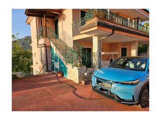 ingresso con colonnina ricarica auto elettricaTesla