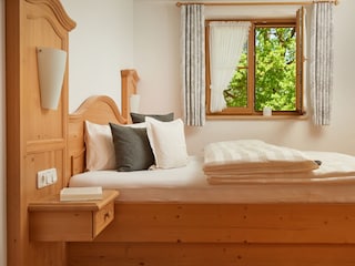 Gemütliches Schlafzimmer mit Natur-Lärche-Holzfußboden