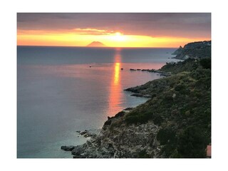 Abendstimmung vor der Kulisse des Vulkans Stromboli
