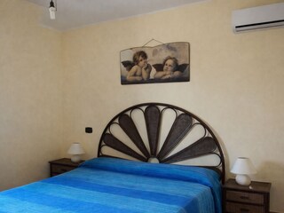 Schlafzimmer mit Doppelbett