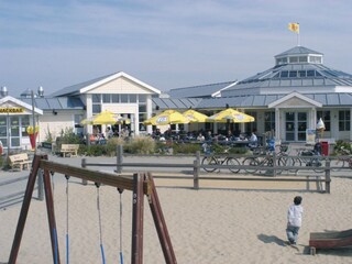 Zentrales Gebäude mit Restaurant und Schwimmbad