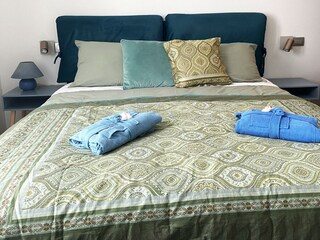 Gemütliches 160 cm Bett