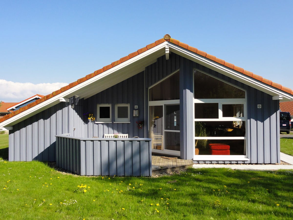 Gartenseite mit Terrasse