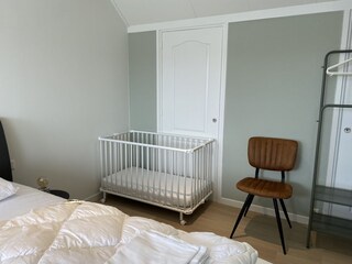 Slaapkamer waar ook een babybed bij gezet kan worden