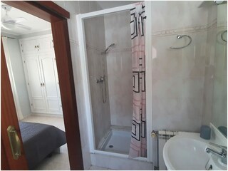 1. Schlafzimmer mit Bad