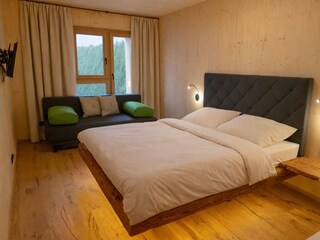 Zimmer Bett und Sofa