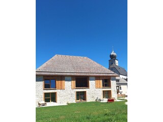 Aussensicht mit Kirche