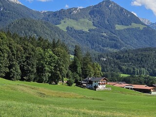 Unser Haus, Hintergrund Jenner