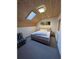 Zimmer mit Zirbenholzbett