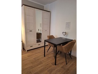 Essbereich und Kleiderschrank