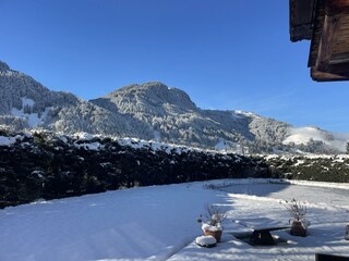 Unverbaute Sicht auf Hahnenkamm und  Streif
