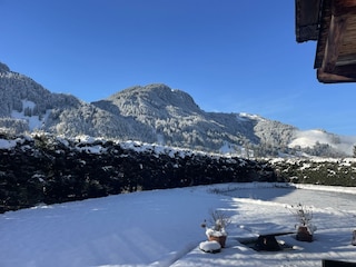 Unverbaute Sicht auf Hahnenkamm und  Streif