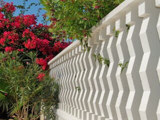 Bougainvillea umgibt die Villa