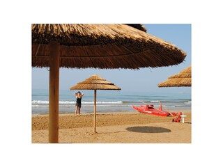 kleine, gemütliche Straßenbars entlang des Strandes