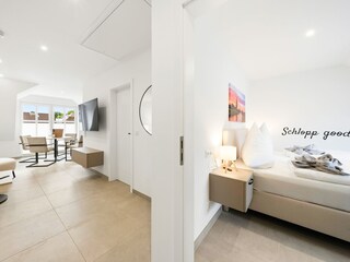 Wohn-Ess-Bereich mit Blick ins Schlafzimmer