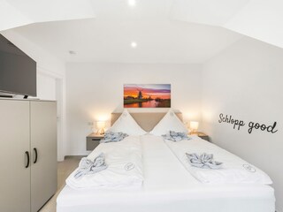 Helles, geräumiges Schlafzimmer mit TV