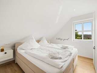 Schlafzimmer mit Boxspringbett