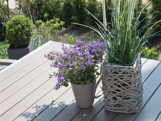 Hübsche Dekoration auf der Terrasse