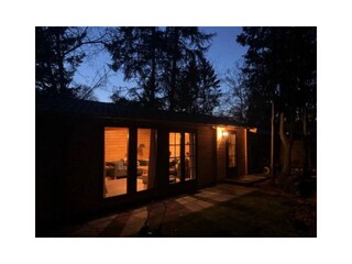 Abendstimmung am Chalet mit warmem Licht