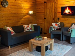 Gemütliches Wohnzimmer mit Sitzecke.