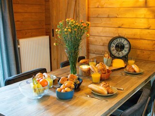 Essbereich mit Holztisch.