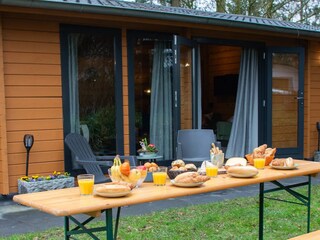 Frühstück im Freien auf der Terrasse