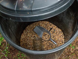 Vogelfutter für die Vögel im Garten