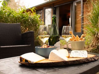 Gemütliches Sitzen auf der Terrasse mit Snacks