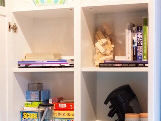 Wohnzimmerschrank mit Spielen