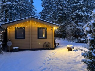Gemütliches Chalet im Winter mit stimmungsvoller Beleuc