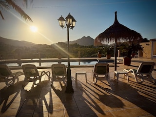 Sonnenuntergang am Pool