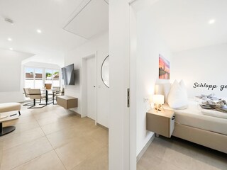 Wohn-Ess-Bereich mit Blick ins Schlafzimmer