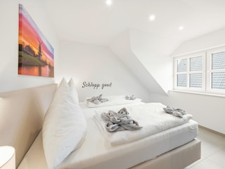 Helles Schlafzimmer mit TV