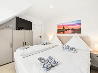 Helles Schlafzimmer mit TV
