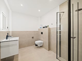 Helles Tageslicht-Badezimmer