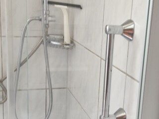 Behinderten gerechte Haltestange in der Dusche