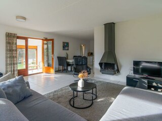 Das gemütlich eingerichtete Wohnzimmer mit Kamin