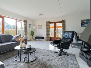 Das helle, geschmackvoll eingerichtete Wohnzimmer