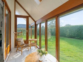 Der gemütliche Wintergarten mit Sessel