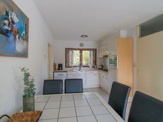 Die offene Küche mit Essgruppe