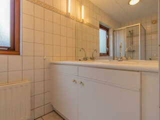 Badezimmer 1 mit Dusche, Waschbecken und Toilette