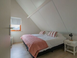 Schlafzimmer 2 mit 2 Einzel Boxsprings und Schrank