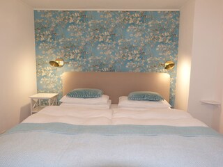 Schlafzimmer mit Kingsize Bett