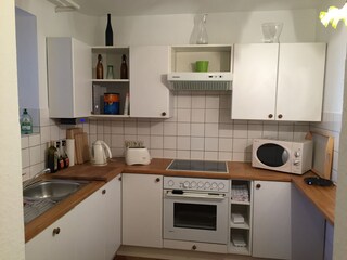 Küche mit Fenster zur Straße