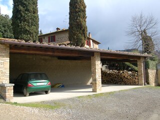 Überdachter Parkplatz im Anwesen Poggio Ai Monti
