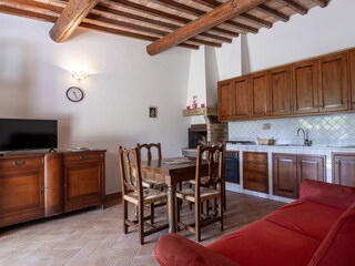 Wohnküche mit Schlafsofa, Kamin, SAT-TV und Küchenzeile