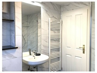 ... WC, Fön und Handtuchtrockner.