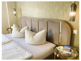 Das komfortable Doppelbett ist 180x200cm groß.